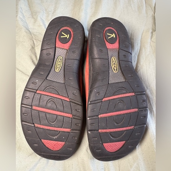 Keen Women's Red Suede Mary Jane Adjustable Strap Casual Comfort Shoes Sz 9.5 - Picture 2 of 6